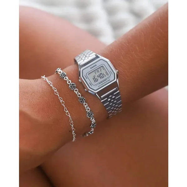 Casio LA680WA-7 női digitális karóra, ezüst, acél szíj, WR30, díszdoboz