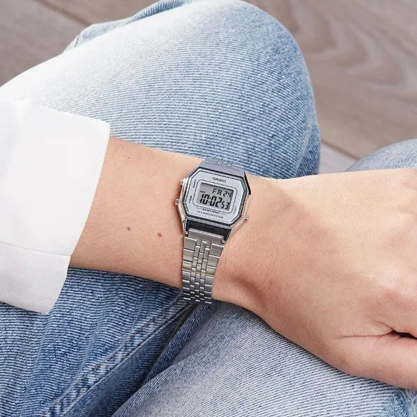 Casio LA680WA-7 női digitális karóra, ezüst, acél szíj, WR30, díszdoboz