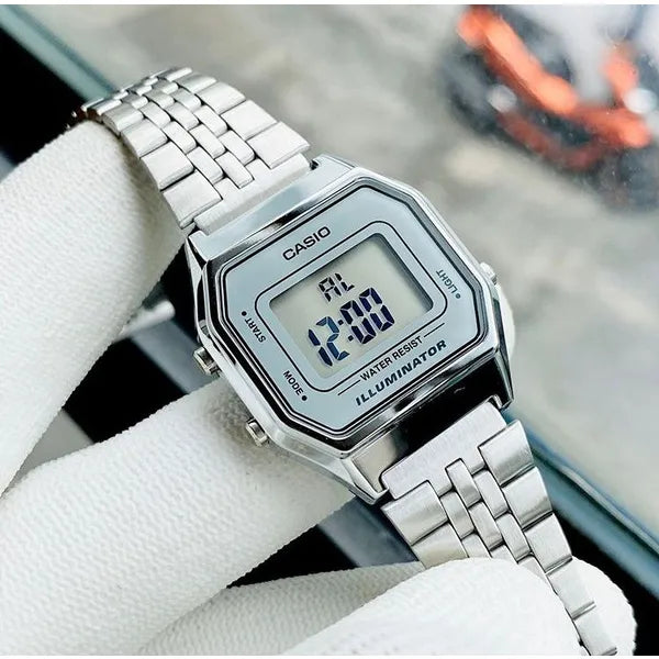 Casio LA680WA-7 női digitális karóra, ezüst, acél szíj, WR30, díszdoboz