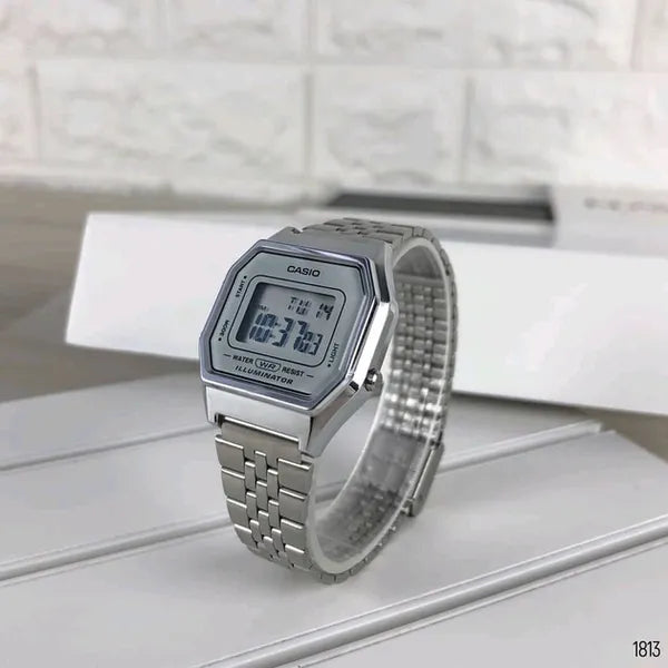 Casio LA680WA-7 női digitális karóra, ezüst, acél szíj, WR30, díszdoboz