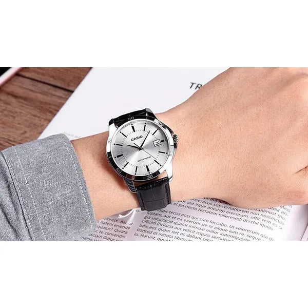 Casio férfi karóra MTP-V004L-7A, ezüst számlap, fekete bőr, WR30, 42 mm
