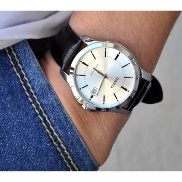 Casio férfi karóra MTP-V004L-7A, ezüst számlap, fekete bőr, WR30, 42 mm