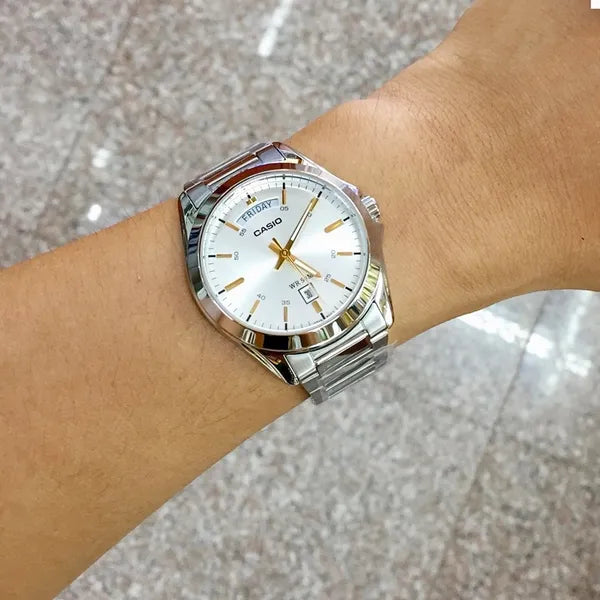 Casio MTP-1370D-7A2V férfi karóra, acél szíj, ezüst számlap, WR50, kvarc