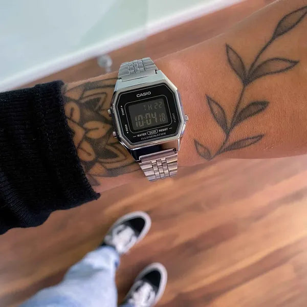 Casio LA680WA-1B női digitális vintage karóra, ezüst acél, fekete, WR30, doboz