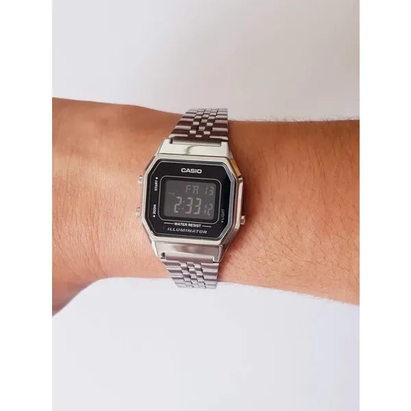 Casio LA680WA-1B női digitális vintage karóra, ezüst acél, fekete, WR30, doboz