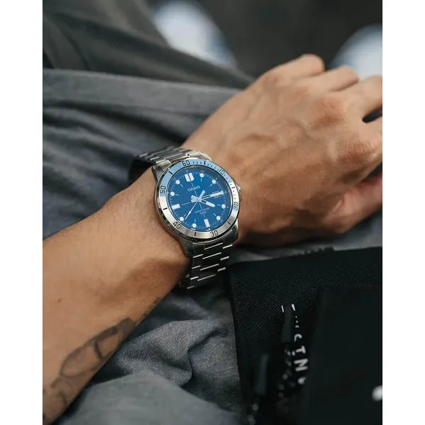 Casio MTP-VD01D-2E férfi karóra, acél szíj, kék számlap, 44 mm, WR50
