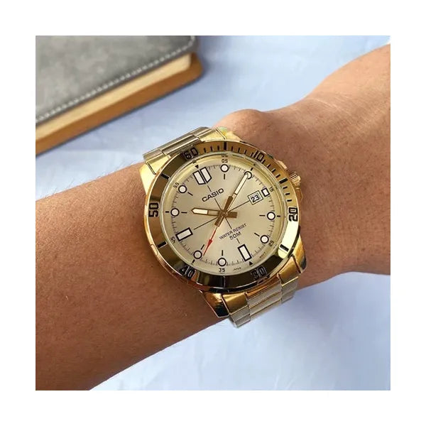 Casio MTP-VD01G-9E férfi karóra, arany, kvarc, acél szíj, WR50, díszdoboz