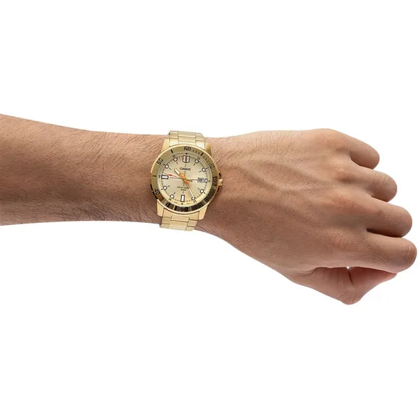Casio MTP-VD01G-9E férfi karóra, arany, kvarc, acél szíj, WR50, díszdoboz