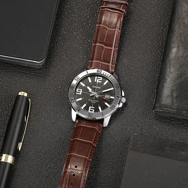 Casio férfi karóra, fekete számlap, barna bőrszíj, WR50, kvarc, dátum