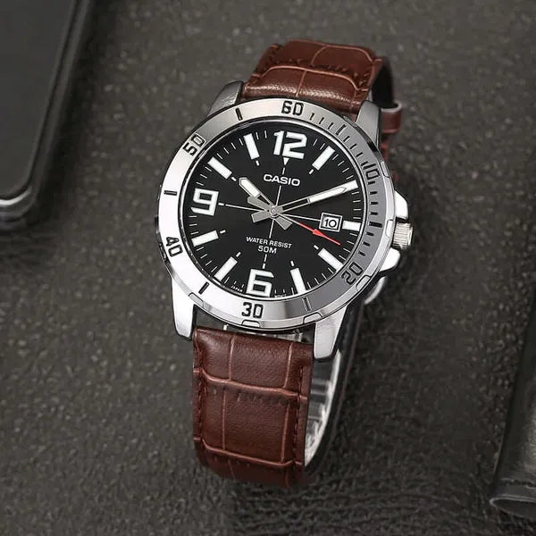 Casio férfi karóra, fekete számlap, barna bőrszíj, WR50, kvarc, dátum