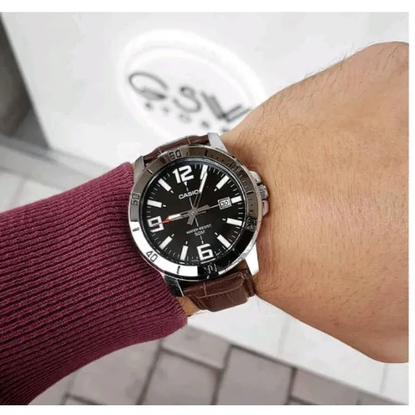 Casio férfi karóra, fekete számlap, barna bőrszíj, WR50, kvarc, dátum