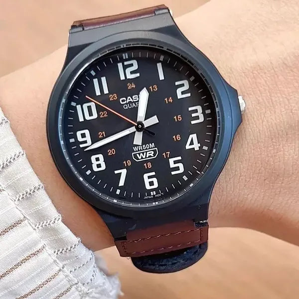 Casio MW-240B-5B férfi karóra, 44 mm, WR50, bőr/textil szíj, fekete számlap