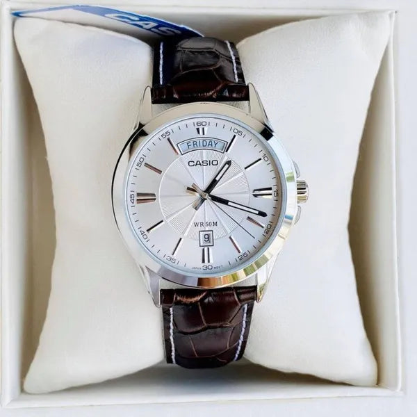 Casio MTP-1381L-7AV férfi karóra, 40 mm, ezüst számlap, barna bőr, WR50