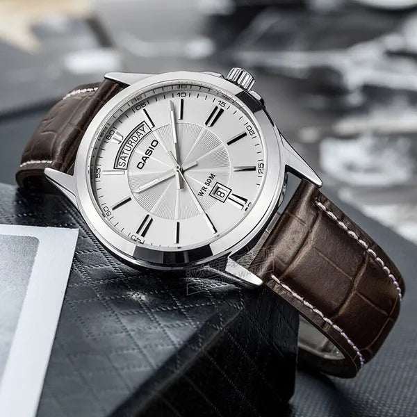 Casio MTP-1381L-7AV férfi karóra, 40 mm, ezüst számlap, barna bőr, WR50