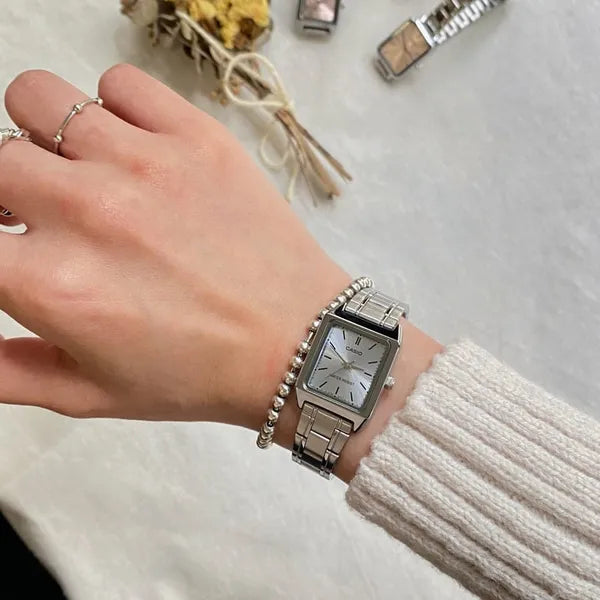 Casio LTP-V007D-2E női karóra, kék számlap, acél szíj, WR50, téglalap, doboz