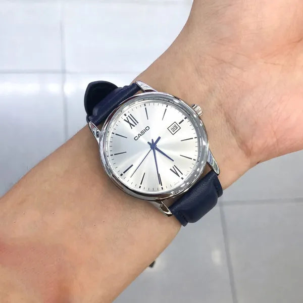 Casio MTP-V002L-2B3 férfi karóra, 37 mm, ezüst számlap, kék bőr, WR30