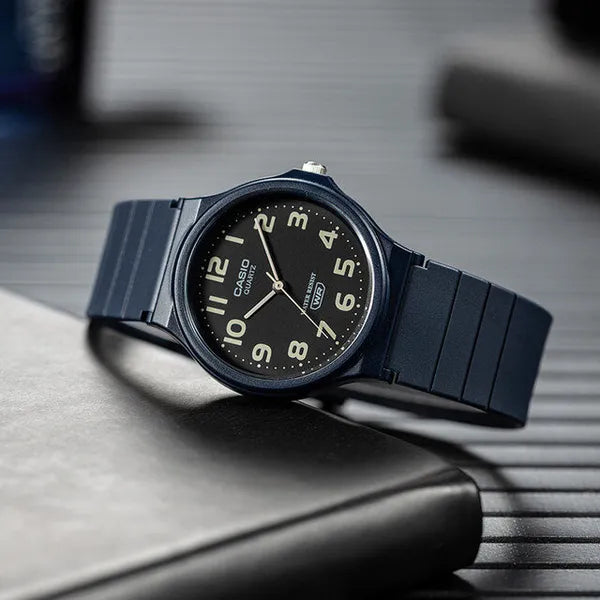 Casio MQ-24UC-2BDF uniszex karóra, 36 mm, kvarc, WR30, kék/fekete, műanyag