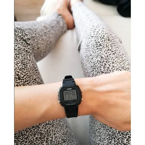 Casio LA-20WH-1BDF gyerek digitális óra, fekete, WR30, díszdobozzal