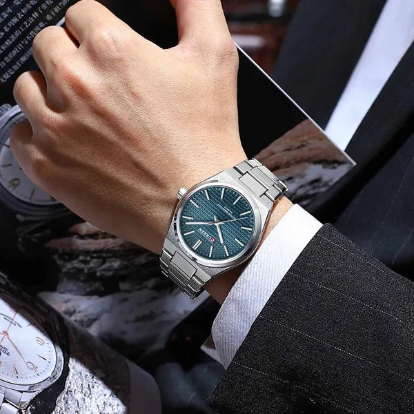 Curren 8439 férfi karóra, kék számlap, ezüst fémszíj, 40 mm, WR30, díszdoboz