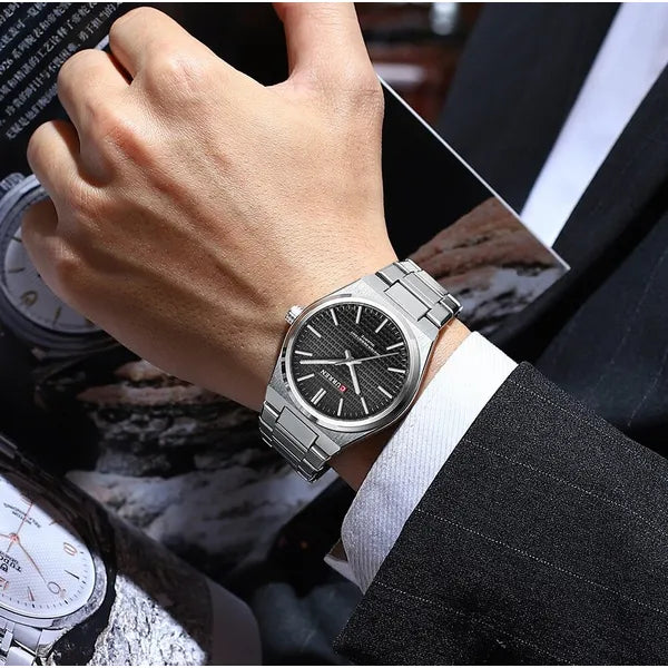 Curren 8439 férfi karóra, 40 mm, fekete számlap, ezüst acél szíj, WR30, dobozzal