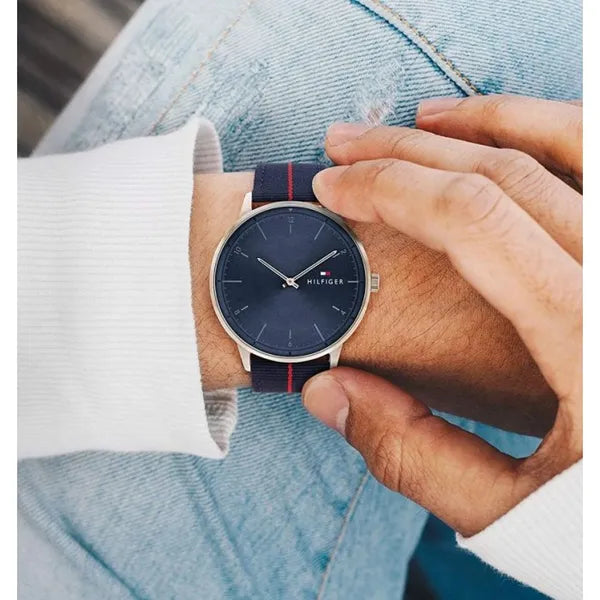 Tommy Hilfiger 1791844 férfi kvarc karóra, 43 mm, kék számlap, szövet szíj, WR30