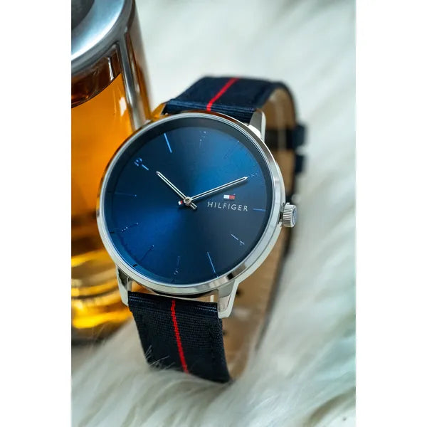 Tommy Hilfiger 1791844 férfi kvarc karóra, 43 mm, kék számlap, szövet szíj, WR30