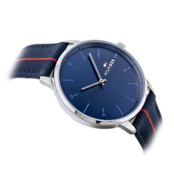 Tommy Hilfiger 1791844 férfi kvarc karóra, 43 mm, kék számlap, szövet szíj, WR30
