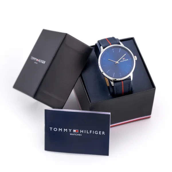 Tommy Hilfiger 1791844 férfi kvarc karóra, 43 mm, kék számlap, szövet szíj, WR30