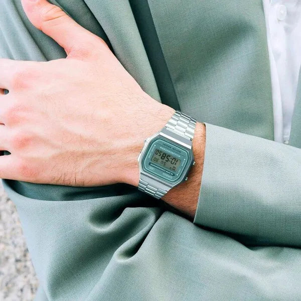 Casio A168WA-3A retro uniszex digitális óra, ezüst acélszíj, zöld LCD