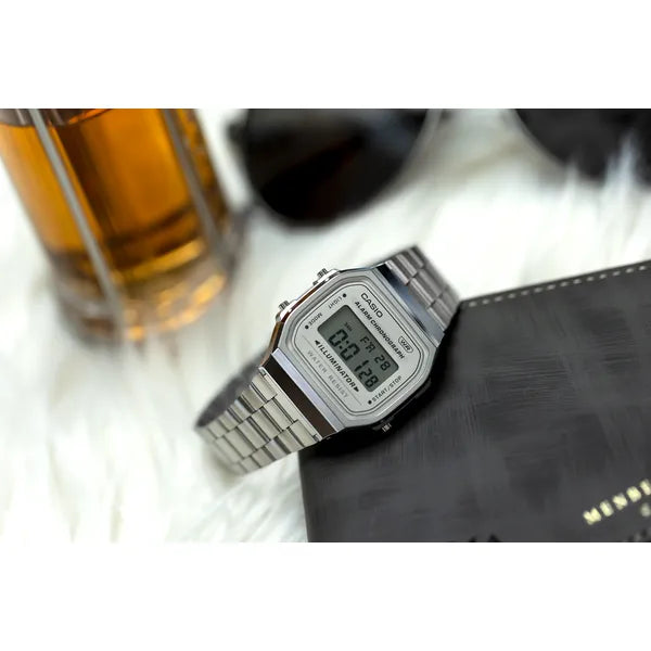 Casio A168WA-8A uniszex digitális karóra, ezüst acélszíj, WR30