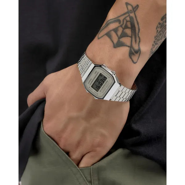 Casio A168WA-8A uniszex digitális karóra, ezüst acélszíj, WR30