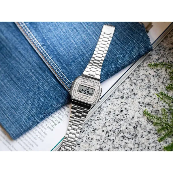 Casio A168WA-8A uniszex digitális karóra, ezüst acélszíj, WR30