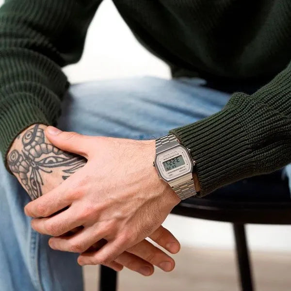 Casio A168WA-8A uniszex digitális karóra, ezüst acélszíj, WR30