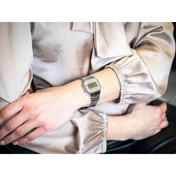 Casio A168WA-8A uniszex digitális karóra, ezüst acélszíj, WR30