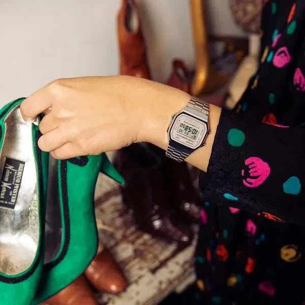 Casio A168WA-8A uniszex digitális karóra, ezüst acélszíj, WR30