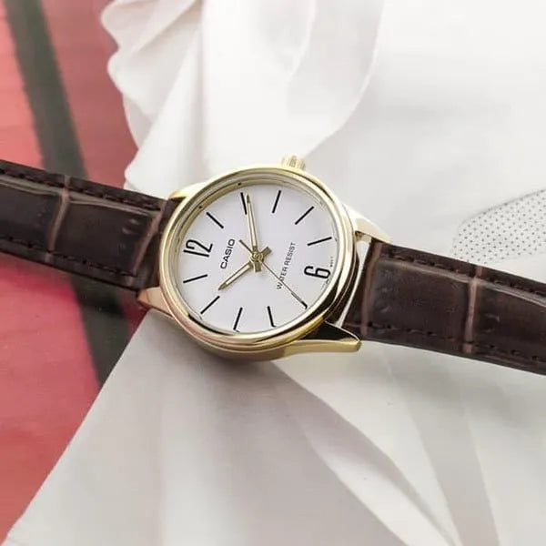 Casio LTP-V005GL-7B női karóra, arany tok, barna bőrszíj, WR30 + díszdoboz