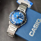 Casio MTD-125D-2A1 férfi karóra, acél szíj, kék számlap, WR100, dátum, kvarc