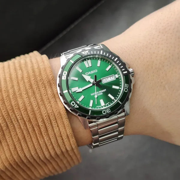 Casio MTD‑125D‑3A férfi karóra, zöld számlap, acél szíj, WR100, dátum