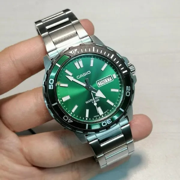 Casio MTD‑125D‑3A férfi karóra, zöld számlap, acél szíj, WR100, dátum