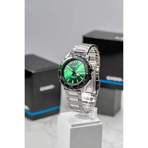 Casio MTD‑125D‑3A férfi karóra, zöld számlap, acél szíj, WR100, dátum