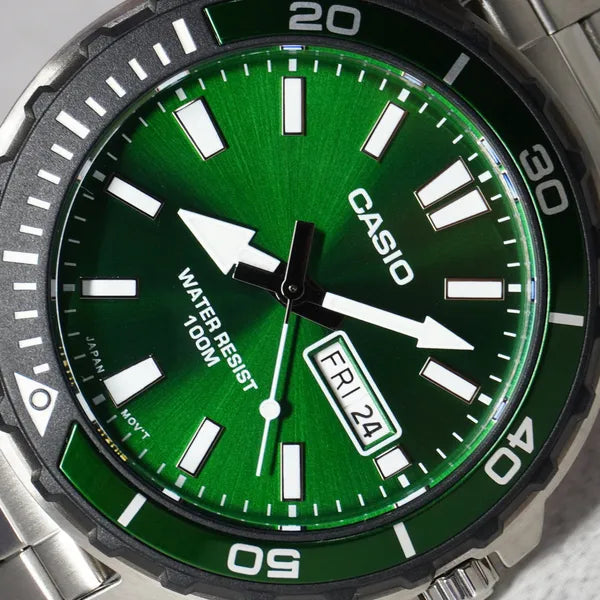 Casio MTD‑125D‑3A férfi karóra, zöld számlap, acél szíj, WR100, dátum