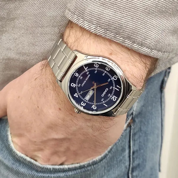 Casio MTP-V006D-2B férfi karóra, kék számlap, acél szíj, dátum, WR30, díszdoboz