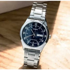 Casio MTP-V006D-2B férfi karóra, kék számlap, acél szíj, dátum, WR30, díszdoboz