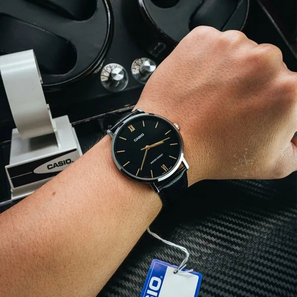 Casio MTP-VT01L-1B férfi karóra, fekete számlap, bőrszíj, 40 mm, WR30, díszdoboz