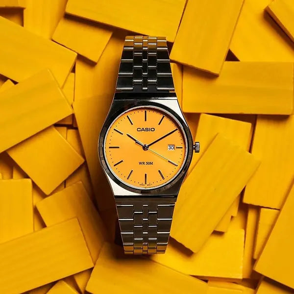 Casio MTP-B145D-9A férfi karóra, 35 mm, narancs számlap, acél szíj, WR50