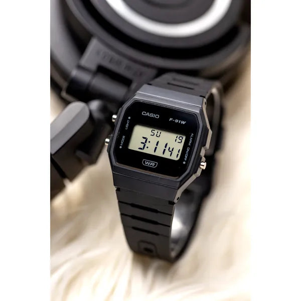 Casio F-91WB-1ADF férfi digitális karóra, WR100, fekete, dobozzal