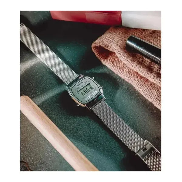 Casio LA670WEM-7DF női digitális karóra, ezüst acél, WR30, dobozzal