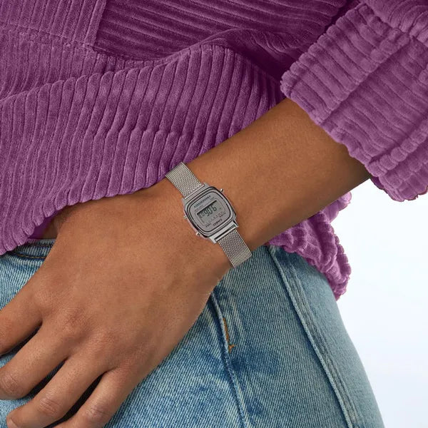 Casio LA670WEM-7DF női digitális karóra, ezüst acél, WR30, dobozzal