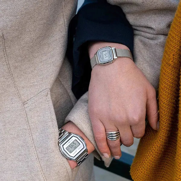 Casio LA670WEM-7DF női digitális karóra, ezüst acél, WR30, dobozzal