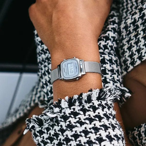 Casio LA670WEM-7DF női digitális karóra, ezüst acél, WR30, dobozzal